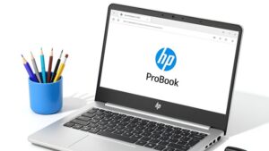 Разобранный ноутбук HP ProBook с инструментами для технического обслуживания и апгрейда в Компак ЭйчПи